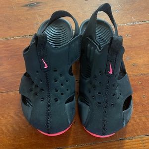 Black pink Nike sandal.